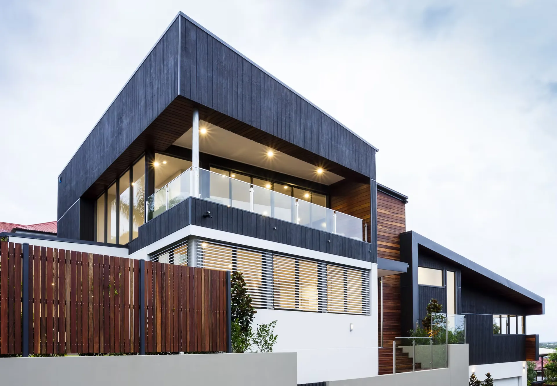 Profesionāls logu remonta tehniķis, kas strādā Latvijā